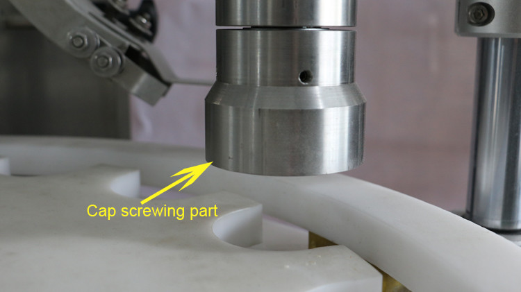 कॅप सीलिंग आणि स्टार व्हील रनिंगसह 500 मिलीलीटर गोल बाटली भरण्याचे मशीन
