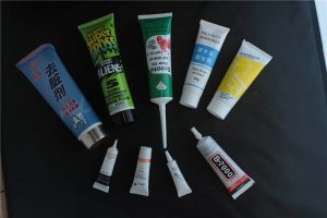 प्रचंड कंपनसंख्या असलेल्या (ध्वनिलहरी) सीलिंग कॉस्मेटिक ट्यूब फिलिंग मशीन